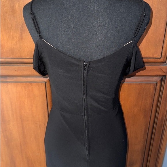 Elegant Black Evening Gown - Picture 6 of 7
